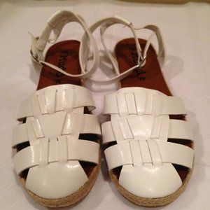Women sandals, white, never worn, Mudd, size 9.5